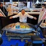 　豊洲市場の「初競り」で、５億１０３０万円の最高値で競り落とされた青森県大間産のクロマグロ。中央は「喜代村」の木村清社長＝５日午前７時２４分、東京都中央区