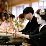 　華道家元・池坊の「初生け式」で花を生ける参加者＝５日午前、京都市中京区