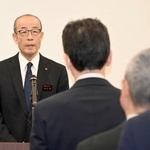 　仕事始め式で幹部職員らを前に訓示する石川県輪島市の坂口茂市長＝５日午前、輪島市役所