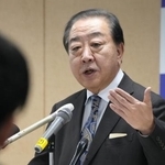 　記者団の取材に応じる立憲民主党の野田代表＝５日午前、東京・永田町の党本部