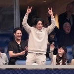 　米プロフットボールＮＦＬの試合を観戦した米大リーグ、アストロズの今井達也（中央）＝４日、ヒューストン（ＡＰ＝共同）