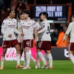 　ボーンマスに勝利し喜ぶアーセナルの選手たち＝３日、ボーンマス（ロイター共同）