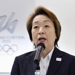 　仕事始めで、職員に向けてあいさつするＪＯＣの橋本聖子会長＝５日、東京都新宿区