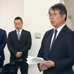 　年賀式であいさつする中日の大島オーナー（右）＝５日、名古屋市内の球団事務所