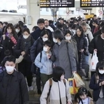 　Ｕターンラッシュがピークを迎え、混雑するＪＲ東京駅の新幹線ホーム＝３日