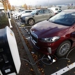 　充電中の電気自動車（ＥＶ）＝２０２３年１１月、ベルギー・ドロゲンボス（ロイター＝共同）