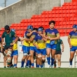 　東福岡に勝利した京都成章の選手たち＝花園
