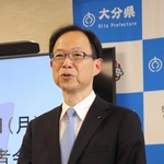 　記者会見する大分県の佐藤樹一郎知事＝５日午後、大分県庁