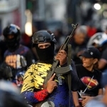 　４日、ベネズエラの首都カラカスで、マドゥロ大統領の解放を求める集会に参加する民兵（ロイター＝共同）