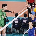 　八王子実践-西彼杵　第１セット、スパイクを決める八王子実践・大雲（左）＝東京体育館