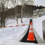 　男児の死亡事故が発生し、運休になったスキー場のエスカレーター＝２０２５年１２月２９日、北海道小樽市