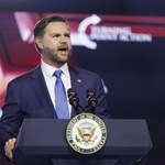 　昨年１２月、米アリゾナ州フェニックスで、演説するバンス副大統領（ゲッティ＝共同）