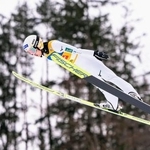 　丸山希の飛躍＝フィラハ（共同）