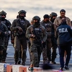 　ヘリポートから裁判所に向かうベネズエラのマドゥロ大統領（右から３人目）＝５日、米ニューヨーク・マンハッタン（ロイター＝共同）