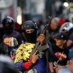 　４日、ベネズエラの首都カラカスで、マドゥロ大統領の解放を求める集会に参加する民兵（ロイター＝共同）