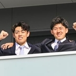 　入寮し、ガッツポーズする阪神ドラフト１位の立石（右）と２位の谷端＝５日、兵庫県尼崎市