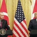 　２０１９年、ホワイトハウスで記者会見するトランプ米大統領（右）とトルコのエルドアン大統領＝ワシントン