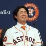 　米大リーグ、アストロズの入団記者会見で笑顔を見せる今井達也投手＝５日、ヒューストン（共同）