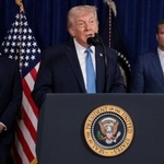 　３日、米フロリダ州の私邸で記者会見するトランプ大統領（中央）ら（ロイター＝共同）