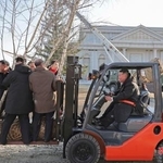 　北朝鮮軍の記念館建設現場を訪れ、フォークリフトを運転する金正恩朝鮮労働党総書記＝５日、平壌（朝鮮中央通信＝共同）