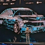 　講演する米半導体大手エヌビディアのジェンスン・フアンＣＥＯ＝５日、米ラスベガス（共同）