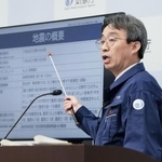 　島根県東部で起きた地震について記者会見する気象庁の担当者＝６日午前、気象庁