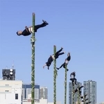 　東京消防庁の出初め式で披露された伝統のはしご乗り＝６日午前、東京都江東区