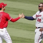 　試合前に、大谷翔平（左）とあいさつするツインズのミゲル・サノー＝２０２１年５月、アナハイム（共同）