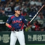 　日本代表の韓国戦で打席に入る岡本和真＝２０２５年１１月、東京ドーム（ゲッティ＝共同）