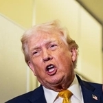 　トランプ米大統領＝４日、米大統領専用機内（ＡＰ＝共同）