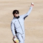 　練習を公開した日本ハム・山崎＝千葉県鎌ケ谷市