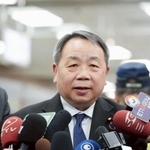 　６日、台北の空港で取材に応じる日本維新の会の石平参院議員（共同）