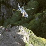 　北アルプス槍ケ岳で救出活動する長野県警のヘリコプター＝２０２１年９月