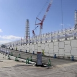 　東京電力福島第１原発１～４号機海側に建設された防潮堤＝２０２４年３月（東京電力提供）
