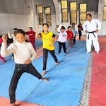 　空手教室で練習するハヤトさん（左端）＝２０２５年１２月、ガザ市（共同）