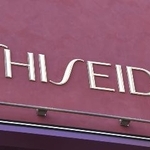 　資生堂の看板＝２０１９年、東京都中央区