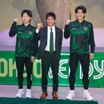 　新体制発表会見でポーズをとるＪ１東京Ｖの城福監督（中央）ら＝６日、東京都稲城市