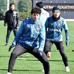 　Ｊ１川崎の始動日に練習する新加入の谷口（手前）＝川崎市