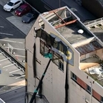 　地震の影響で外壁が崩れた建物＝６日午後２時３４分、松江市（共同通信社ヘリから）