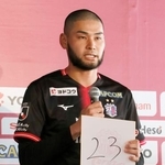 　新体制発表会見で意気込みを語るＣ大阪のＧＫ中村＝６日、ヨドコウ桜スタジアム