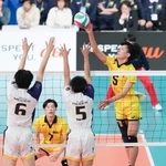 　愛工大名電-鎮西　第２セット、スパイクを放つ鎮西・岩下（右端）＝東京体育館