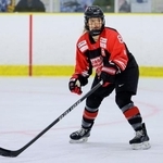 　プレーするアイスホッケー女子日本代表の細山田茜＝北海道苫小牧市（日本アイスホッケー連盟提供）