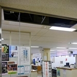 　地震の影響で天井の一部が崩落した鳥取県米子市役所＝６日午後３時２２分