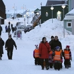 　グリーンランドの中心都市ヌークを歩く住民ら＝２０２５年１月（共同）