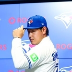 　ブルージェイズに加入し、入団記者会見に臨んだ岡本和真内野手＝６日（ゲッティ＝共同）