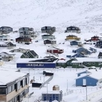 　雪に覆われたグリーンランド・ヌークの市街地＝２０２５年１月（共同）