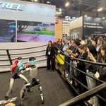 　「ＣＥＳ」で中国メーカーが披露した人型ロボット同士のキックボクシング＝６日、米ラスベガス（共同）