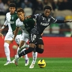 　ギマランイス戦に途中出場したスポルティングの守田英正（右から２人目）＝６日（ロイター＝共同）