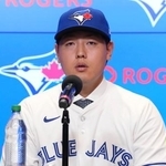 　米大リーグ、ブルージェイズの入団記者会見に臨む岡本和真内野手＝６日、トロント（共同）