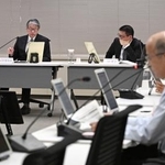 　中部電力が浜岡原発３、４号機の再稼働審査で「基準地震動」を意図的に過小評価した疑いがある問題を巡り、対応を議論する原子力規制委の会合。左端は山中伸介委員長＝７日午前、東京都港区